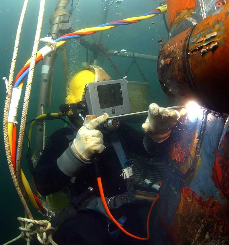 UNDERWATER WELDER STERN TUBE