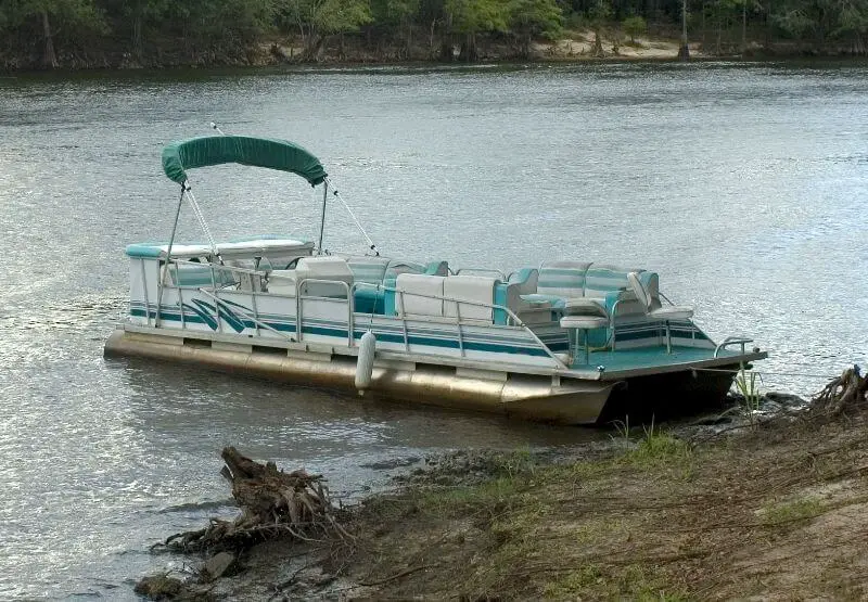 Pontoon boat