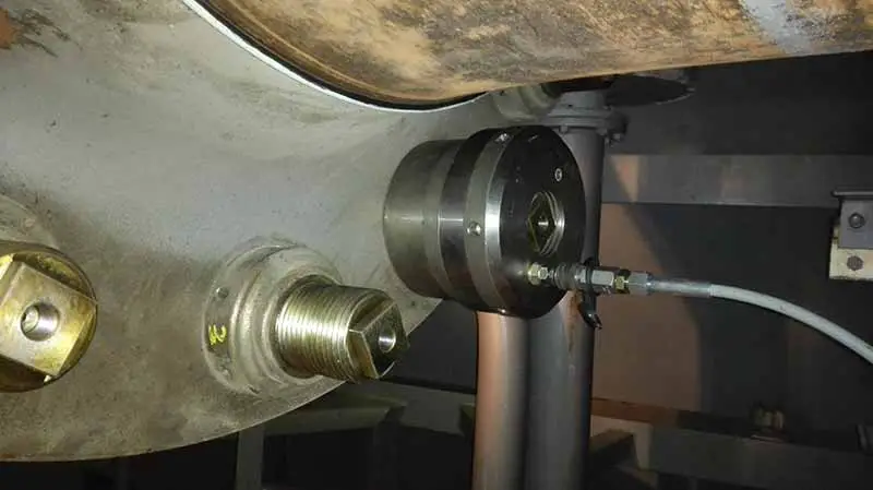 Fitting expanding sleeve bolts