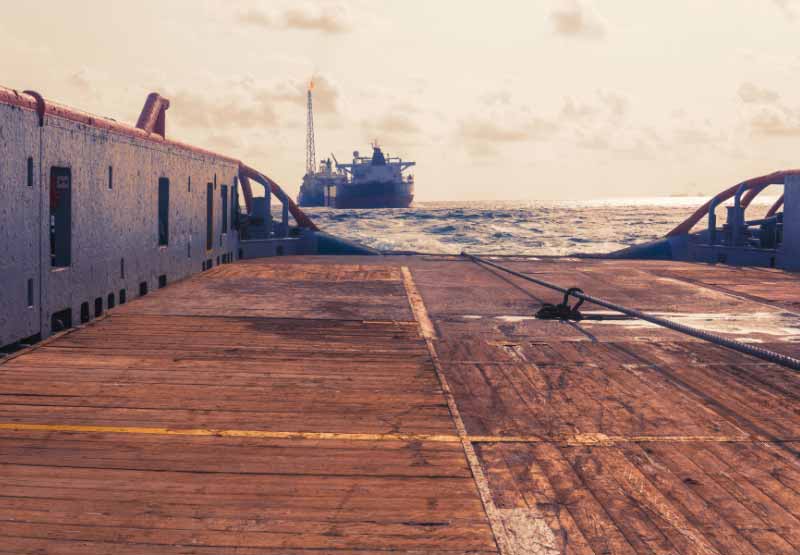 AHTS vessel doing static tow tanker lifting